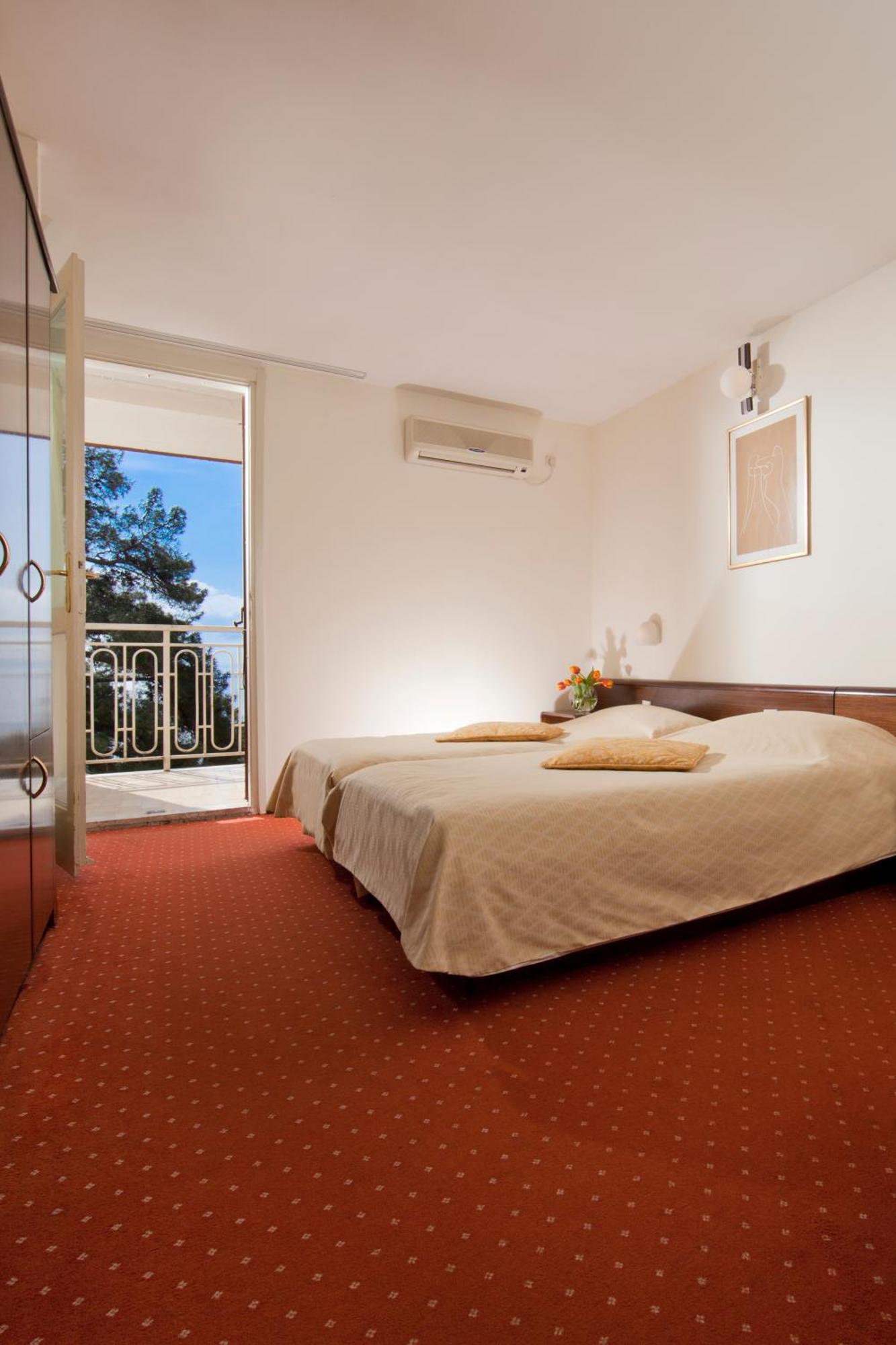 Hotel โอปาติยา ภายนอก รูปภาพ