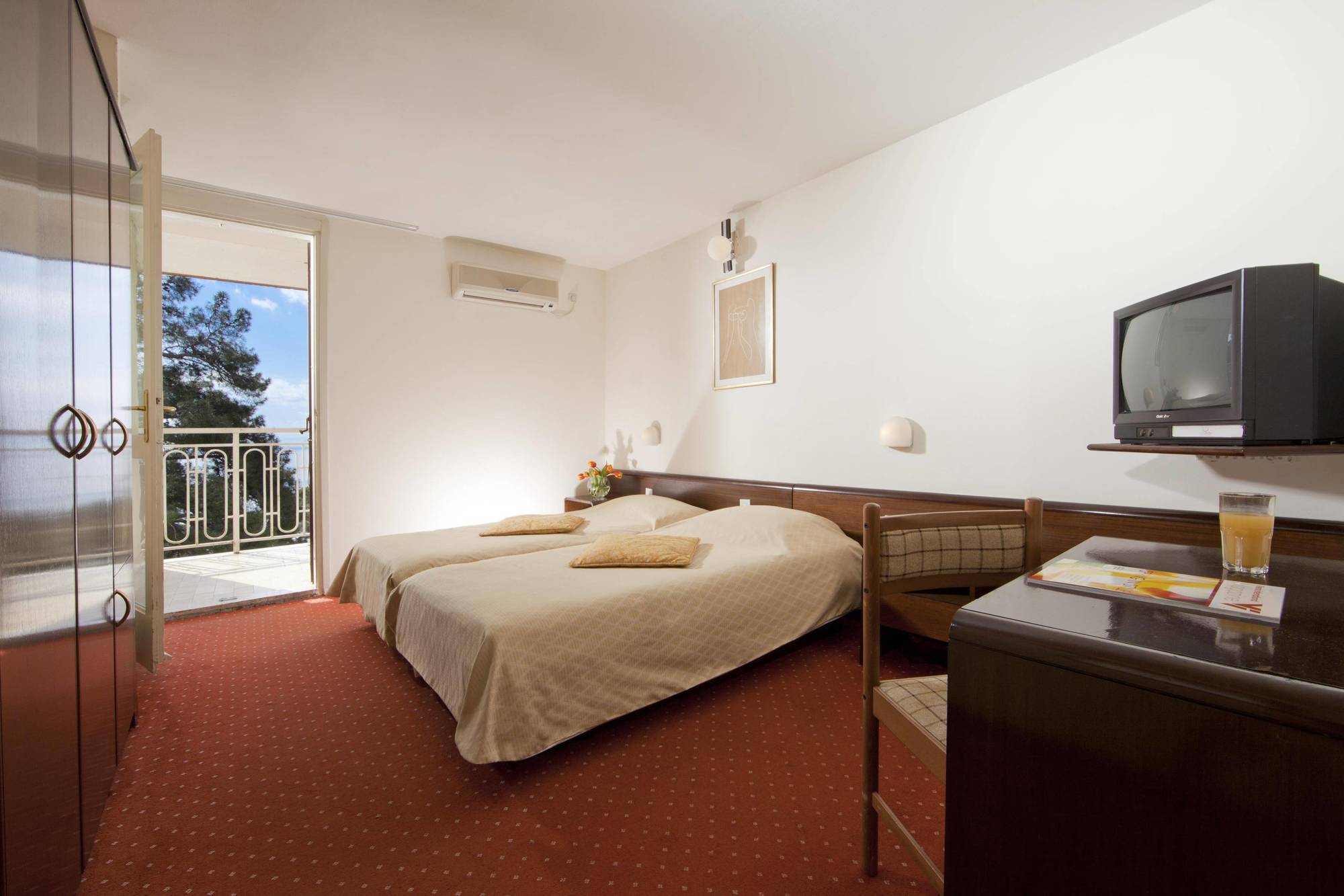 Hotel โอปาติยา ภายนอก รูปภาพ
