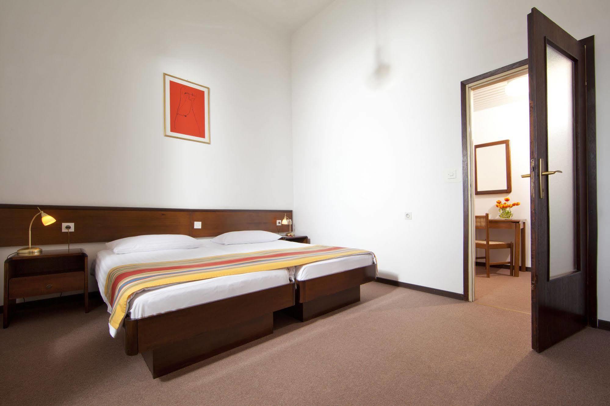 Hotel โอปาติยา ภายนอก รูปภาพ