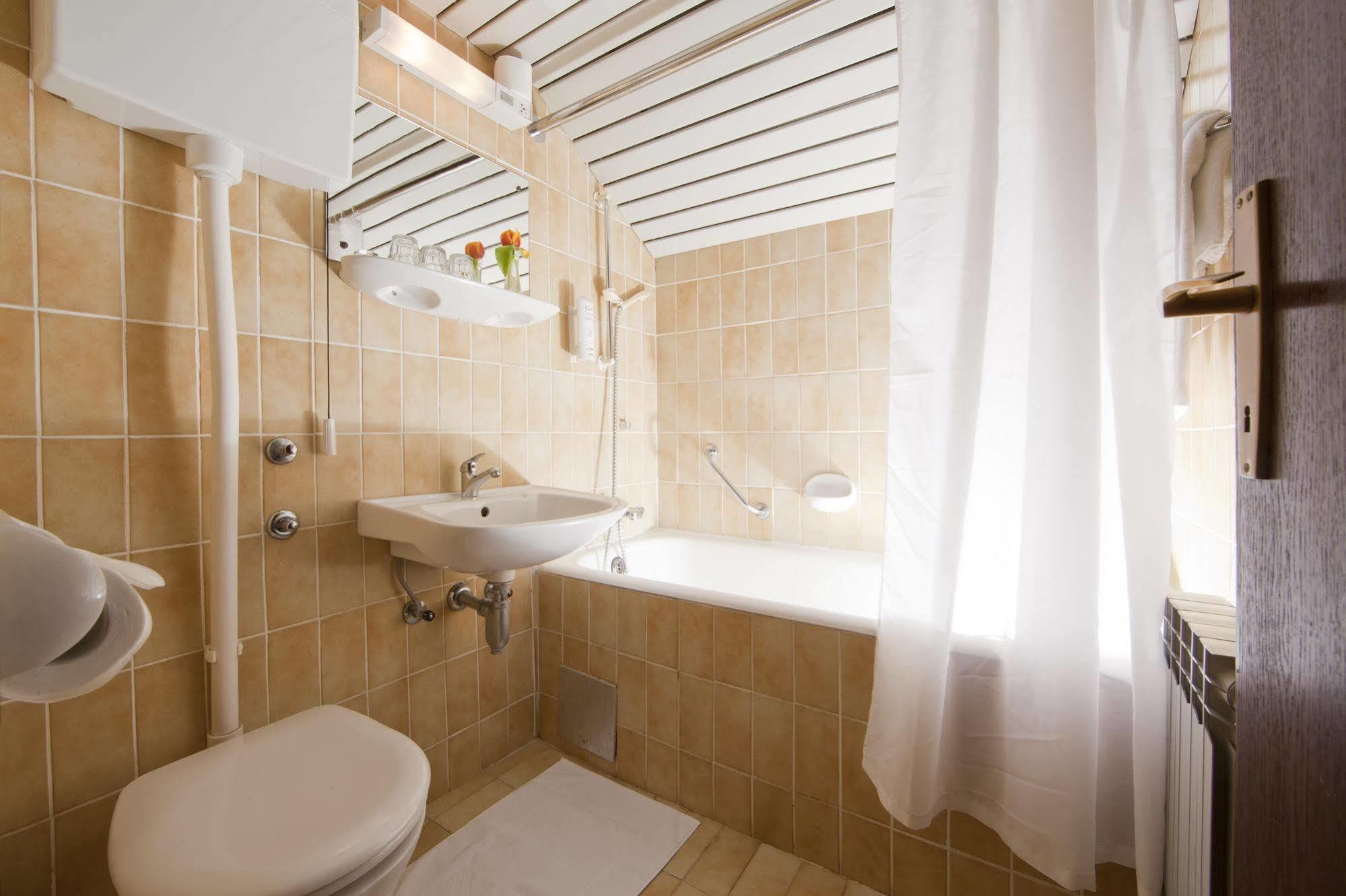 Hotel โอปาติยา ภายนอก รูปภาพ
