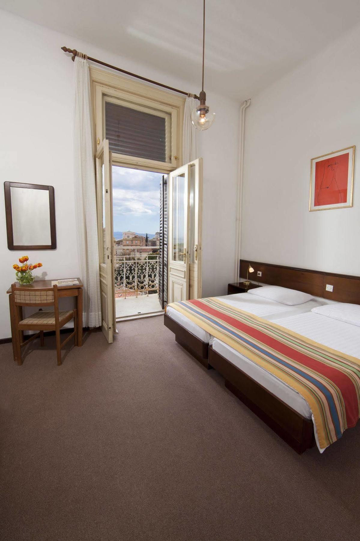 Hotel โอปาติยา ภายนอก รูปภาพ