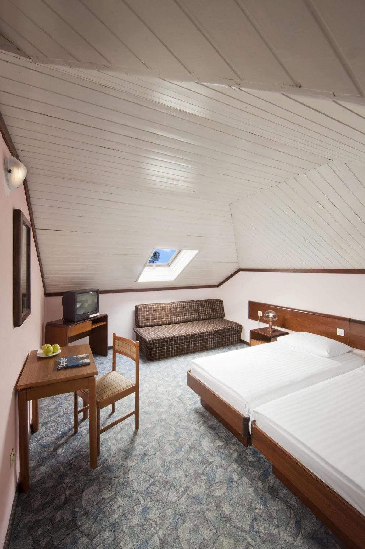 Hotel โอปาติยา ภายนอก รูปภาพ