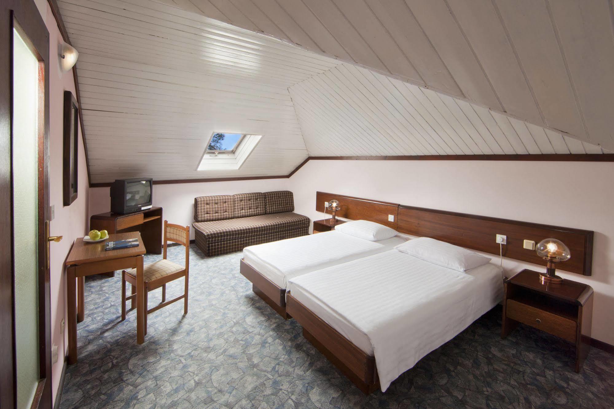 Hotel โอปาติยา ภายนอก รูปภาพ
